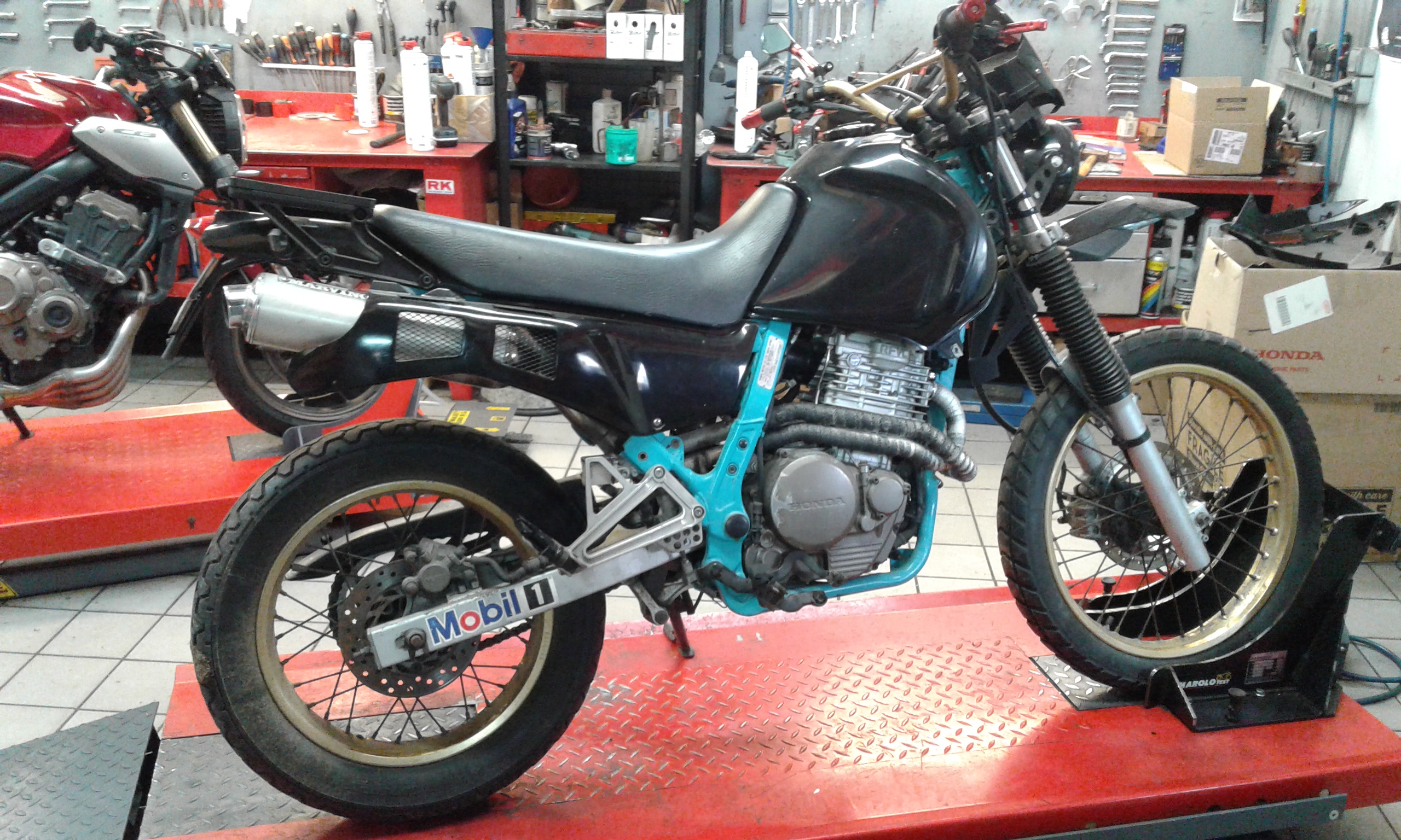 préparation et customisation moto sur demande dominator 1990 avant et apres passage atelier