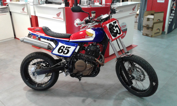préparation et customisation moto sur demande dominator 1990 avant et apres passage atelier